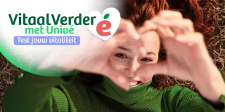 Banner Univé met gezicht van vrouw met groene trui die met haar handen een hartje vormt